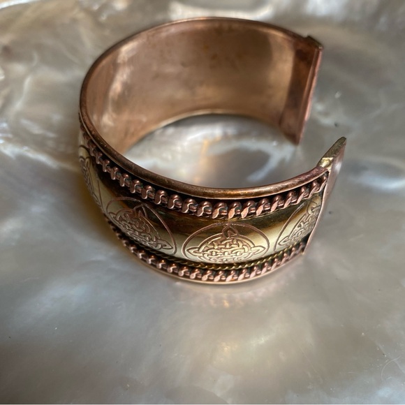 Vintage Chunky Brass and Copper Cuff Bracelet 1970’s India Statement Jewelry - Picture 6 of 11
